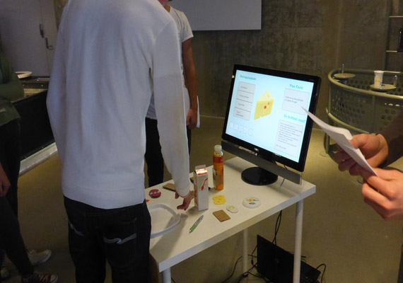 Frokostbordet var en prototype vi lagde for Inspiria
                                vitenskapsenter og UIO, brukerne kunne skanne matvarer med NFC for å finne ut hvor sunn den valgte frokosten 				var +UX<sup>®</sup>