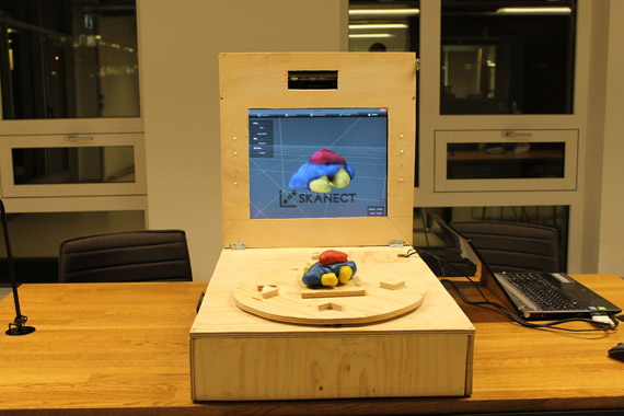 Skannomatøren var en prototype laget på oppdrag fra Oslo Barnemuseum og UIO.Prototypen gjorde det mulig å 3D skanne objekter som for eksempel plastalina eller legofigurer som brukerne kunne bruke til å 3D printe sine egne plastfiguerer. +UX<sup>®</sup>